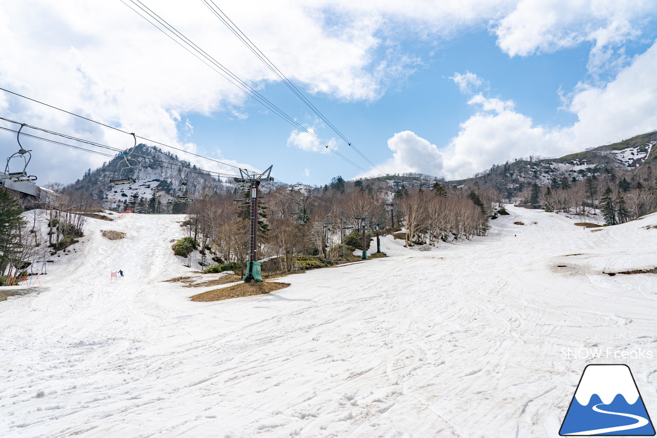 富良野スキー場｜60周年となった2022-2023シーズンの営業は、5月3日（水）まで。融雪が進む中でも懸命のゲレンデ作り…。ありがとう、富良野スキー場！